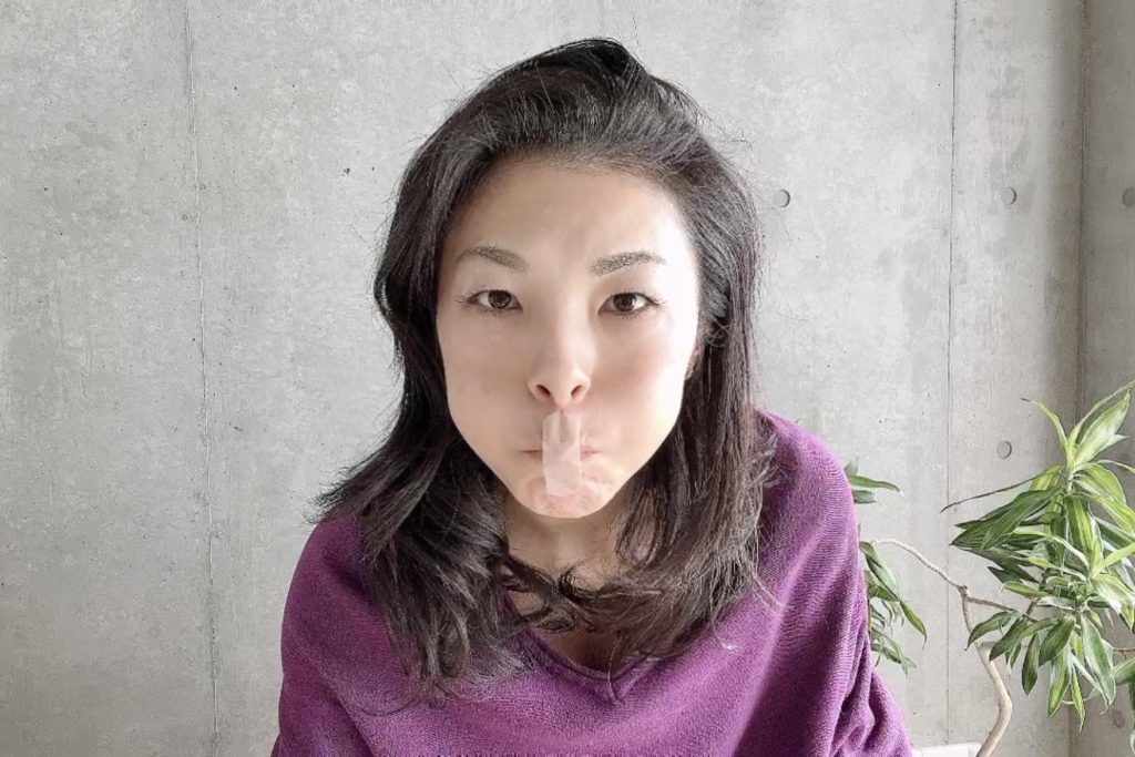 お口ぽかんとしている人が口テープをして鼻呼吸をしている画像
